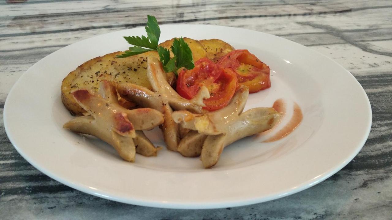 Anjo Maumere Hotel & Restaurant Экстерьер фото