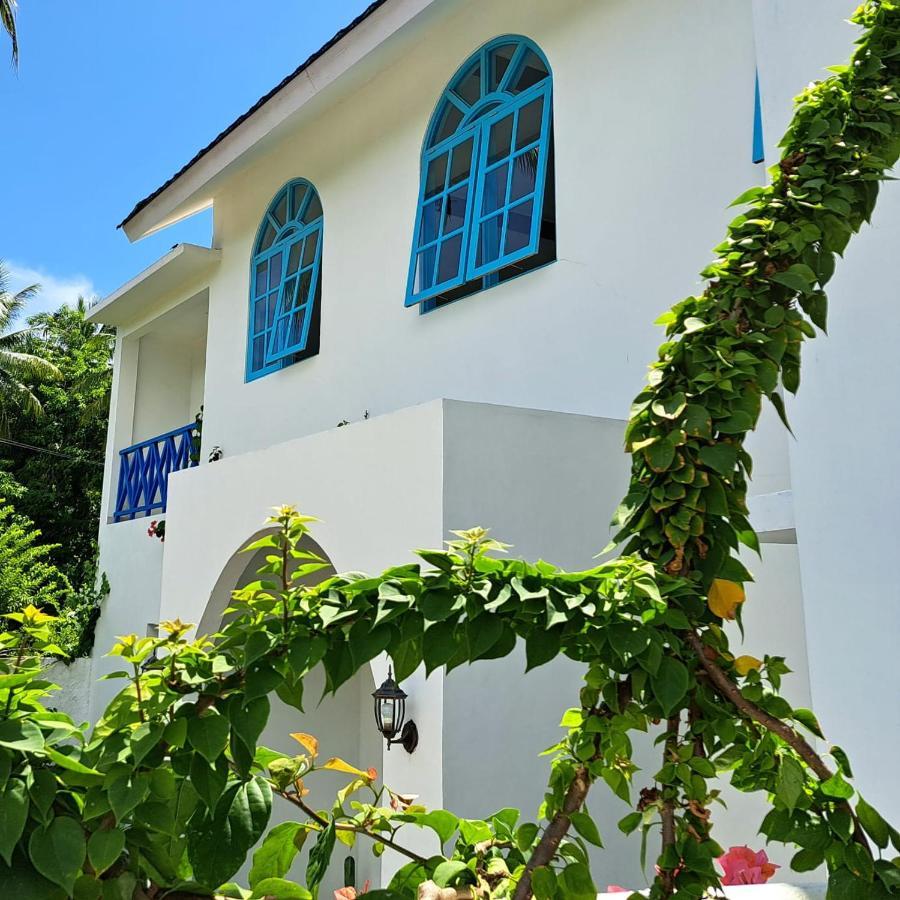 Anjo Maumere Hotel & Restaurant Экстерьер фото