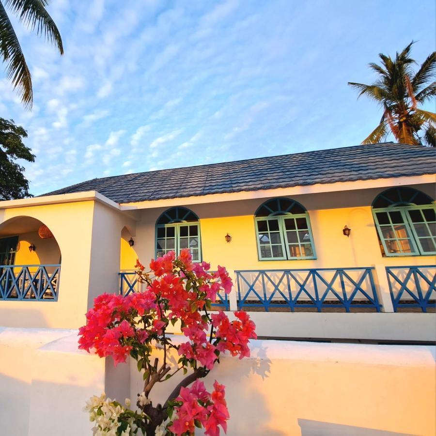 Anjo Maumere Hotel & Restaurant Экстерьер фото