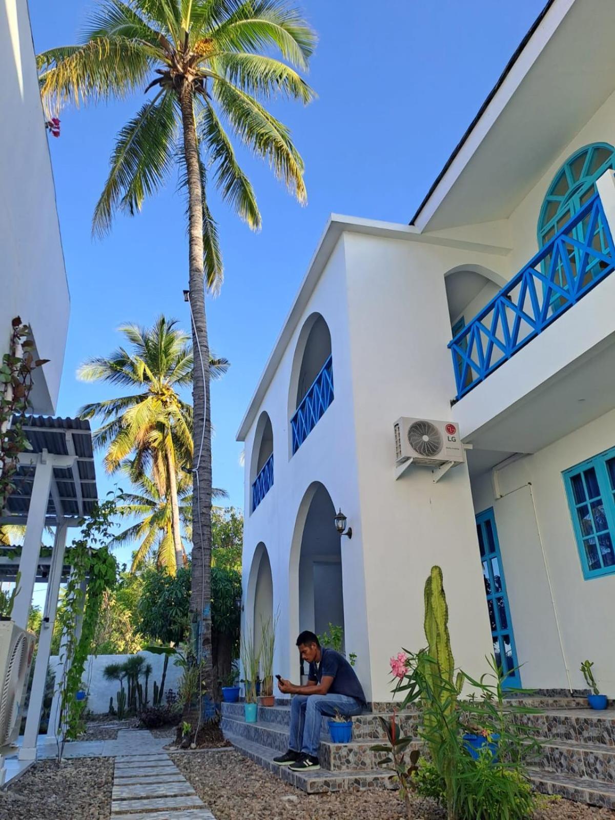 Anjo Maumere Hotel & Restaurant Экстерьер фото